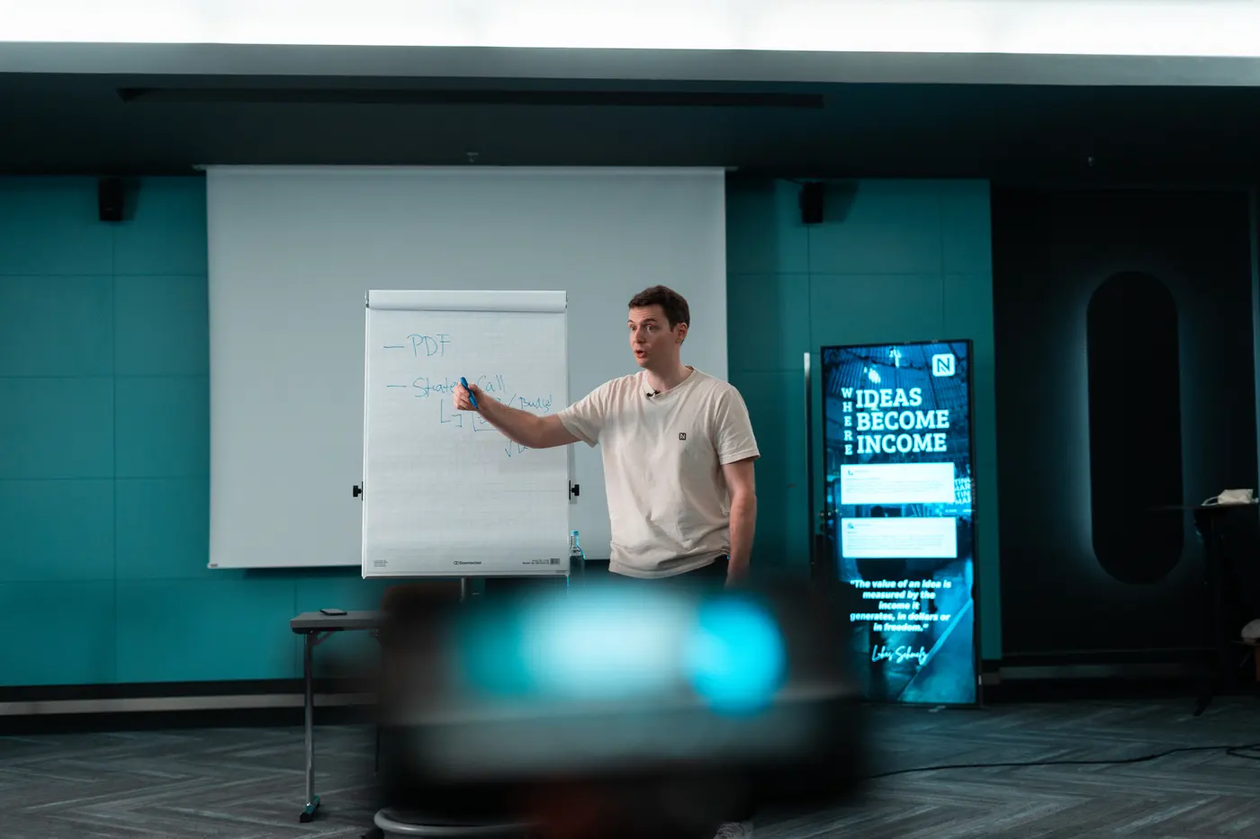 Lukas Schmalz am Flipchart beim Kunden-Event