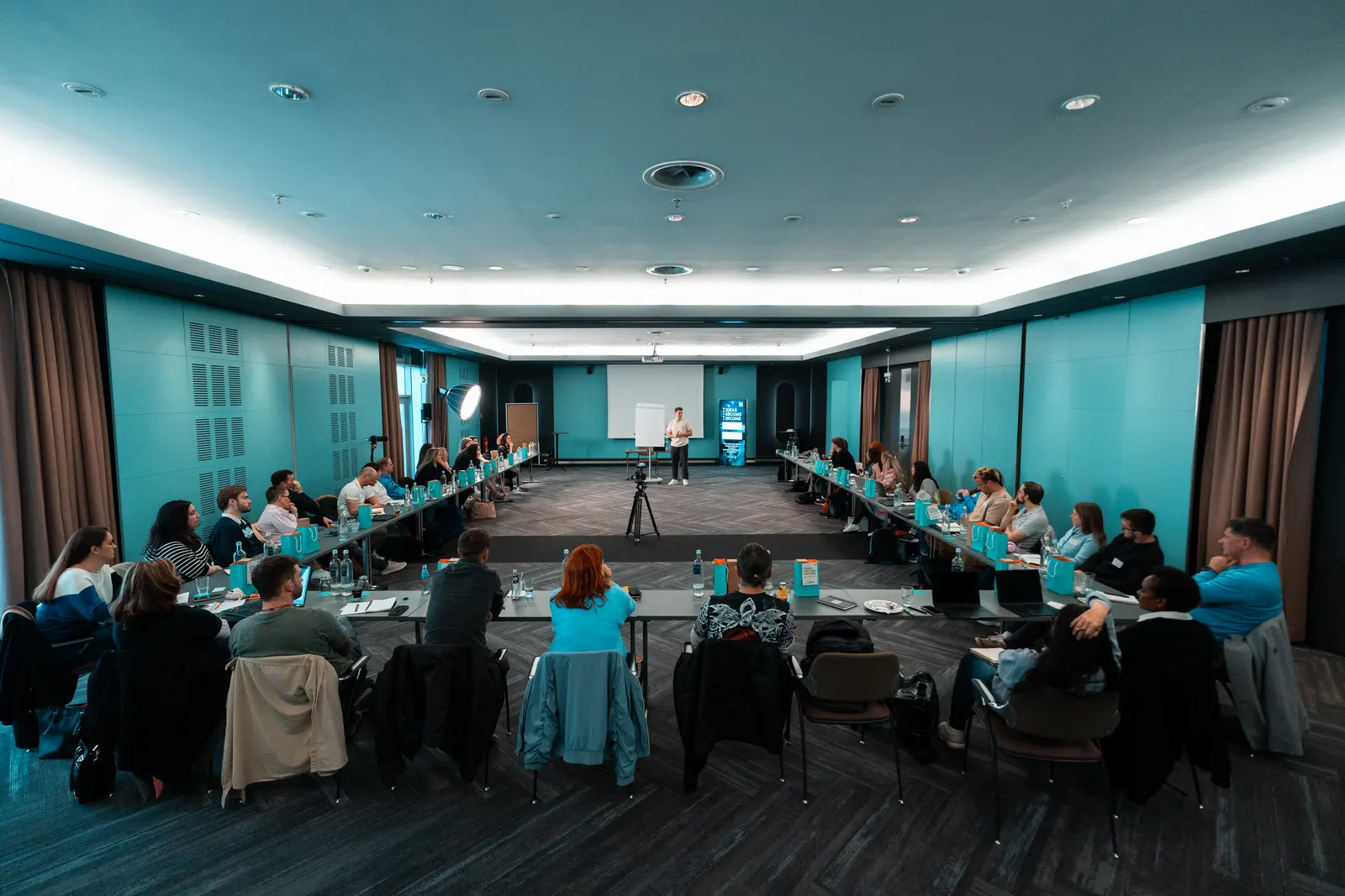 Kunden-Event von Novo Nexus mit vollem Saal