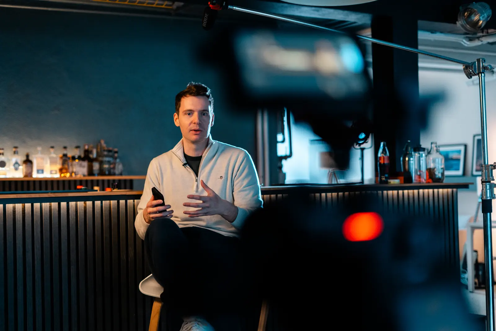 Lukas Schmalz beim Dreh im Studio, Kamera im Vordergrund